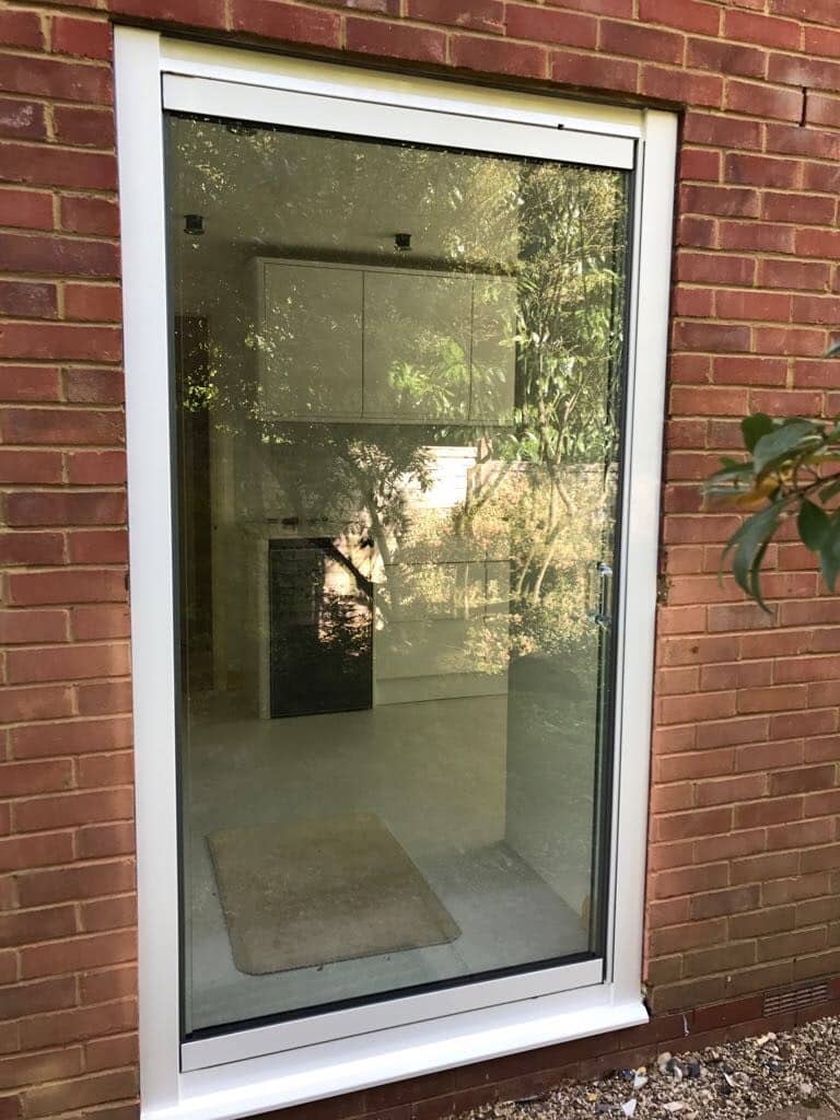 Hampshire single frameless door image 4